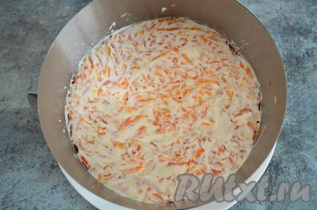 Смазать морковку сверху майонезом.