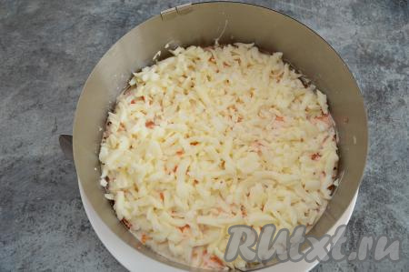 Разделить варёные яйца на желтки и белки. Небольшую часть белка отложить для украшения салата "Мимоза" (для формирования глаза дракона). Натереть белки на крупной тёрке и выложить на слой морковки, немного посолить, утрамбовать.