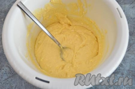 Как только творожное тесто для кексов станет в меру густым, как на фото, медленно стекающим с ложки, значит больше муку добавлять не нужно.