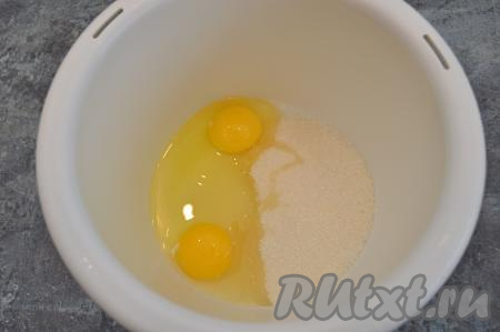 Сливочное масло растопить (я растопила в микроволновке) и оставить остывать при комнатной температуре. В чашу для взбивания вбить сырые яйца, всыпать сахар.