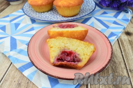 А вот как творожные кексы с клубникой выглядят в разрезе: нежнейший мякиш и аппетитнейшая, сочная ягодная начинка.