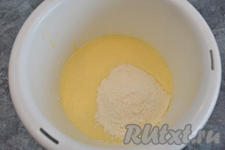 Влить растопленное остывшее сливочное масло, перемешать миксером до однородности. Всыпать половину муки, вмешать её в тесто для кексов силиконовой лопаткой (или столовой ложкой). Начать понемногу подсыпать оставшуюся муку, постоянно вмешивая её в тесто.