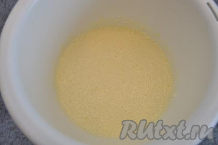 Смешать творог с яичной массой с помощью миксера. Всыпать соду и ещё раз хорошо перемешать миксером. Сода в процессе перемешивая погасится и творожно-яичная масса покроется мелкими пузырьками.