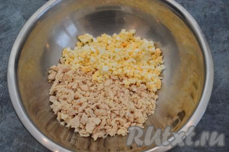 Куриное мясо тоже нарезать на небольшие кубики и вместе с нарезанными яйцами выложить в глубокую миску.