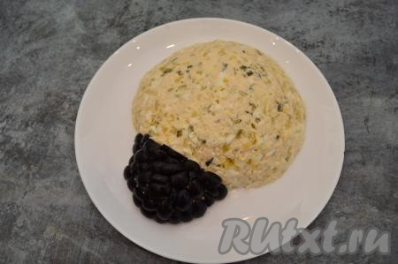 Голову насекомого выложить из нарезанных на дольки маслин.