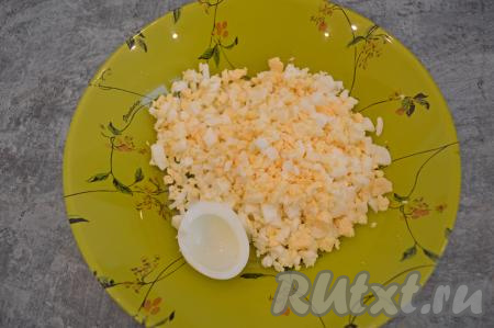 Подготовить продукты для приготовления салата "Божья коровка". Картофель и морковь тщательно вымыть и отварить в кожуре до готовности.  Сварить вкрутую яйца. Куриное филе отварить до готовности в подсоленной воде. Варёные яйца, картошку и морковь остудить, а непосредственно перед приготовлением салата очистить. Примерно половину одного белка отложить для украшения салата (из отложенной части белка будем делать глаза нашей божьей коровки). Остальные яйца нарезать на мелкие кубики.