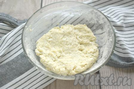 Муки всыпаем столько, чтобы в итоге получилось вязкое, немного липнущее к ладоням тесто. Чтобы сырники не получились жёсткими, не стоит забивать тесто лишней мукой. Я всего добавила 3 столовых ложки муки.