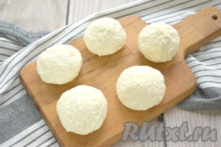 Из получившегося творожного теста формируем 5 колобков. Удобно это делать влажными руками.