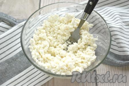 Перекладываем творог в миску и разминаем крупные кусочки вилкой. По желанию, можно протереть творог через сито, тогда сырники получатся более мягкими и нежными.