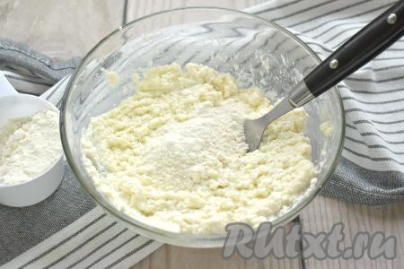 В эту творожную массу начинаем добавлять по одной столовой ложке муки, каждый раз полностью вмешивая её.