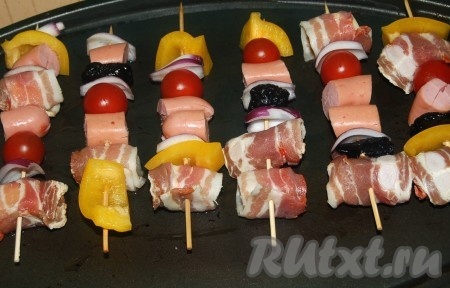 Взять сковороду (или гриль), налить растительное масло и выложить в раскаленное масло наши заготовки на шпажках, как на фото. Обжаривать закуску с каждой стороны до подрумянивания, примерно по 5 минут.