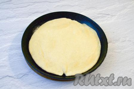 Разогрейте сковороду, немного смажьте её растительным маслом и выложите лепёшку. На огне ниже среднего жарьте лепёшку 5-7 минут (до золотистого цвета).