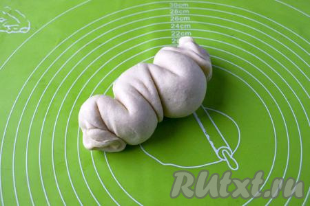 Затем этот рулет сплющите с двух концов наподобие гармошки. Этот приём придаст готовой лепёшке слоистость.