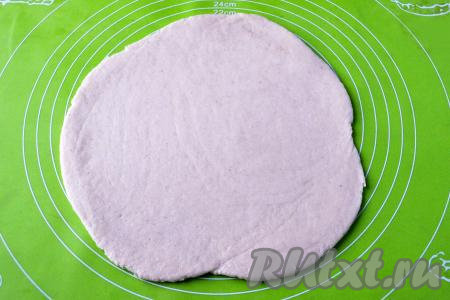 Поставьте рулет вертикально, расплющите сначала руками, затем раскатайте скалкой в лепёшку, диаметр которой должен быть равен диаметру сковороды, на которой будете жарить лепёшку. Таким же способом подготовьте вторую лепёшку из оставшегося теста.