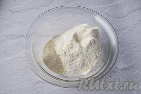 В глубокую миску просейте муку, всыпьте манку, сахар, соль и разрыхлитель, перемешайте.