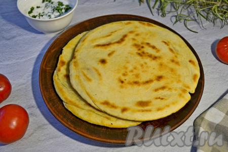 Подавайте лепёшки с пылу с жару.