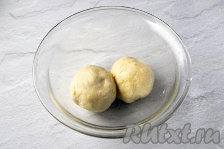 Разделите тесто на 2 равные части. Каждый кусочек теста округлите, смажьте со всех сторон растительным маслом (по половине чайной ложки на один шарик теста). Накройте миску с тестом полотенцем и оставьте на 15-20 минут на кухонном столе.