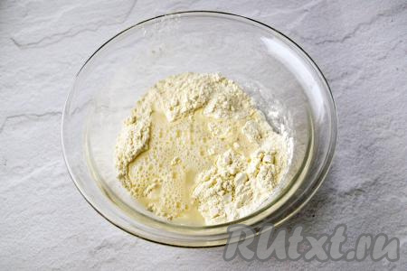 Понемногу вливайте 150 миллилитров кипящей воды, сразу же перемешивая тесто для лепёшек столовой ложкой.