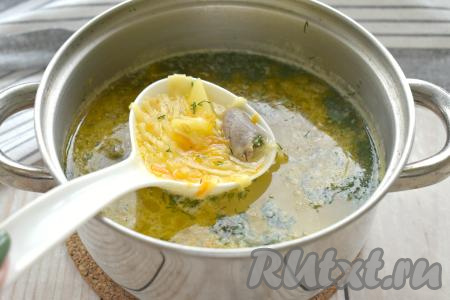 В конце приготовления суп перчим по вкусу (можно всыпать и свои любимые специи), добавляем вымытую и мелко нарезанную зелень, перемешиваем, даём закипеть на достаточно сильном огне и выключаем огонь.