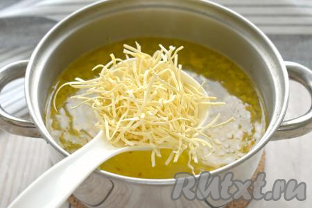 Сразу же добавляем лапшу, перемешиваем, даём закипеть и варим суп с куриными сердечками от 3 до 5 минут (точное время варки смотрите на упаковке лапши, которую вы взяли).