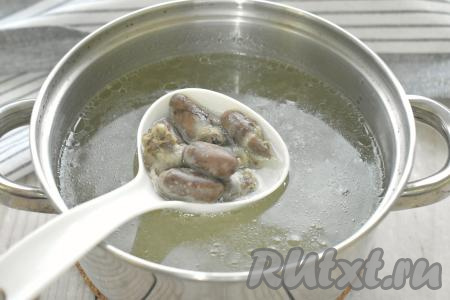 Перекладываем куриные сердечки в кастрюлю, заливаем 1,5-2 литрами холодной воды, ставим на огонь. После закипания убираем с поверхности бульона образовавшуюся пену, уменьшаем огонь и варим куриные сердечки примерно 35 минут (до мягкости). Получившийся бульон по вкусу солим.