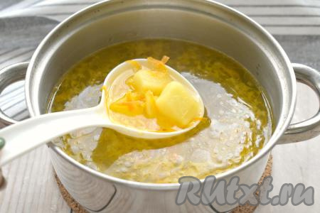 После того как картошка проварится с момента закипания 20 минут, выкладываем в кастрюлю обжаренные овощи.