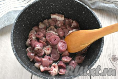 В глубокой кастрюле с толстым дном (или в казане) разогреваем растительное масло, затем выкладываем нарезанные сердечки и, периодическом перемешивая, обжариваем на среднем огне 10 минут.