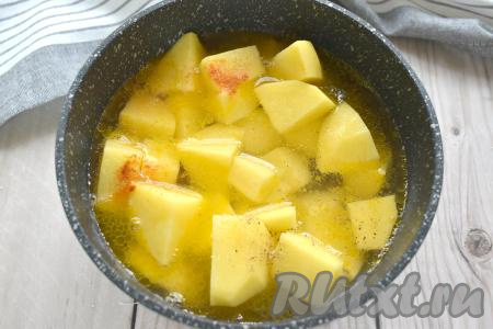 Вливаем тёплую воду, которая должна практически полностью покрывать картошку, даём воде закипеть на достаточно сильном огне.