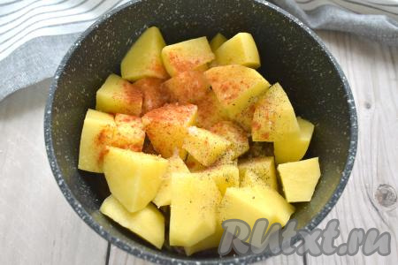 Солим овощи и сердечки, посыпаем молотыми специями (я использовала чёрный молотый перец и паприку).