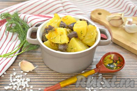 Куриные сердечки, тушёные с картошкой, раскладываем по тарелкам и подаём к столу. Это очень вкусное, аппетитное, сытное блюдо удачно впишется в повседневное меню.