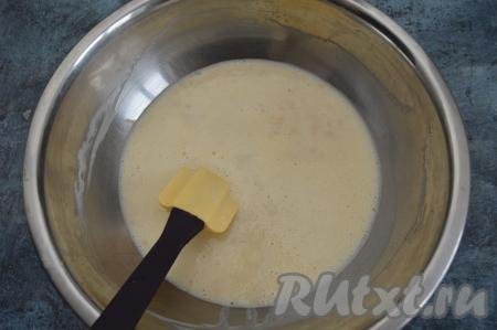 Перемешать содержимое миски и дать постоять 4-5 минут, чтобы сода вступила в реакцию с кефиром.