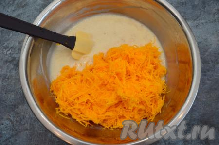 Тыкву очистить от волокон с семенами и кожуры. Натереть 400 грамм очищенной тыквы на мелкой тёрке, добавить в миску и перемешать.