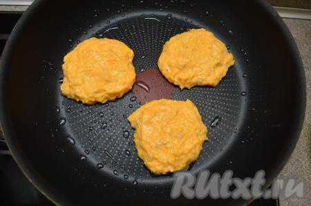 Сковороду разогреть с растительным маслом, выкладывать по столовой ложке тыквенно-овсяного теста, формируя круглые оладьи.