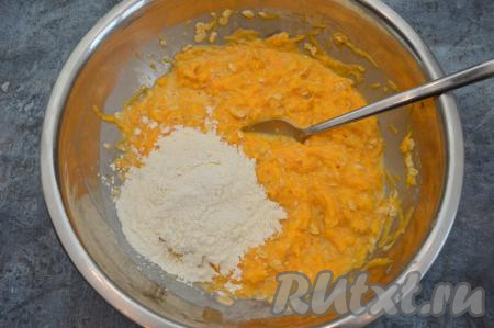 Всыпать в миску половину муки, перемешать тыквенно-овсяное тесто до однородности.