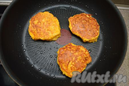Жарить оладьи из тыквы с овсяными хлопьями на огне ниже среднего до подрумянивания снизу (примерно 2-3 минуты), затем перевернуть, накрыть сковороду крышкой и жарить оладушки до румяности с другой стороны (тоже в течение 2-3 минут). Огонь должен быть именно ниже среднего, чтобы пышные оладьи успели пропечься внутри. Готовые оладушки переложить на тарелку.