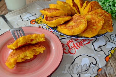 А вот как оладьи из тыквы с овсяными хлопьями выглядят в разломе: пористый мякиш и нежнейшая текстура теста.