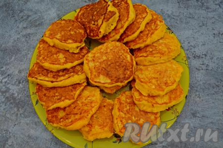 Периодически перемешивая тесто, постепенно пожарить все тыквенно-овсяные оладьи. Всего у меня получилось 16 штук.