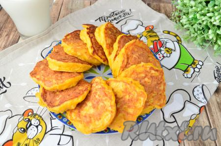 Вкусные, яркие, мягкие, пышные оладьи, приготовленные из тыквы с овсяными хлопьями, можно кушать и остывшими, и горячими. Овсянка в них совсем не чувствуется.