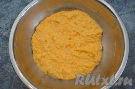 Постепенно добавляя оставшуюся муку, нужно добиться консистенции теста, которая будет напоминать густую сметану. Тесто будет медленно стекать с ложки. Как только добились такой консистенции, больше муку в тесто для оладий не добавляйте. Я в общей сложности добавила в тесто ровно 100 грамм муки.