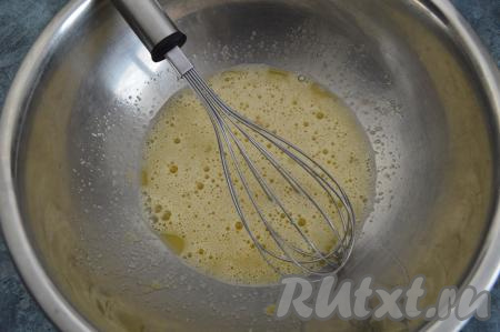 Яйца с сахаром взбить венчиком до однородной массы в глубокой миске. Взбивать желательно в течение 1-2 минут, чтобы яичная масса немого увеличилась в объёме и посветлела.