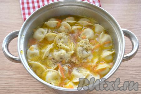 В куриный суп с пельменями добавляем измельчённый чеснок, перчим по вкусу, перемешиваем, провариваем минуту и выключаем огонь.