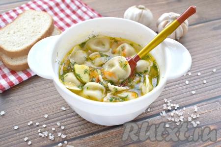 Куриный суп с пельменями получается сытным, аппетитным, с насыщенным вкусом, он внесёт приятное разнообразие в семейное меню.