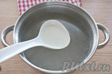 Прежде всего сварим куриный бульон, для этого вымытые кусочки курицы выкладываем в кастрюлю, заливаем 1,7-2 литрами воды и ставим на огонь. После закипания воды, убрав пену и уменьшив огонь до минимума, варим мясо 35 минут. Готовое варёное куриное мясо достаём из кастрюли. Даём немного остыть, по желанию, отделяем от костей и режем на порционные кусочки. Мясо мы будем добавлять в тарелки непосредственно при подаче. Получившийся бульон, по желанию, процеживаем, возвращаем в кастрюлю, по вкусу солим, ставим на огонь.