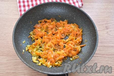 Периодически помешивая, обжариваем лук с морковкой минут 5-6 (до мягкости) на среднем огне.