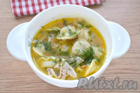 Готовый суп с пельменями наливаем в тарелку, добавляем измельчённое куриное мясо и зелень.