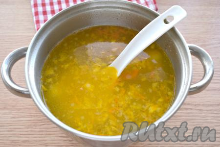 После того как картошка проварится 15 минут, выкладываем в кастрюлю обжаренные овощи со сковороды, даём закипеть и провариваем на небольшом огне 2-3 минуты.