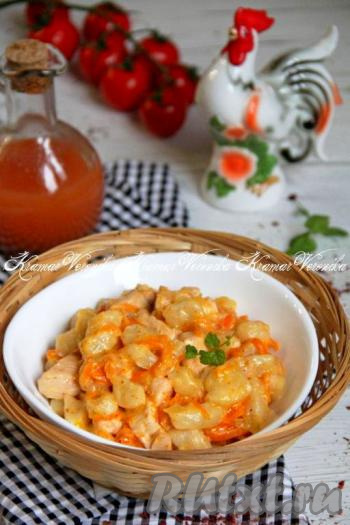 Разложить нежные, аппетитные галушки с курицей и чесноком по тарелкам и подать вкусное, ароматное и сытное блюдо в горячем виде к столу.