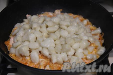 Добавить галушки в сковороду к курице.