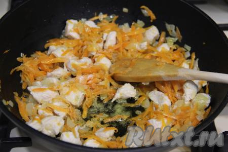 Обжаривать кусочки куриного мяса с овощами, периодически перемешивая, минут 10.