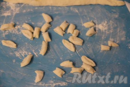 Нарезать получившиеся жгутики на маленькие кусочки. 